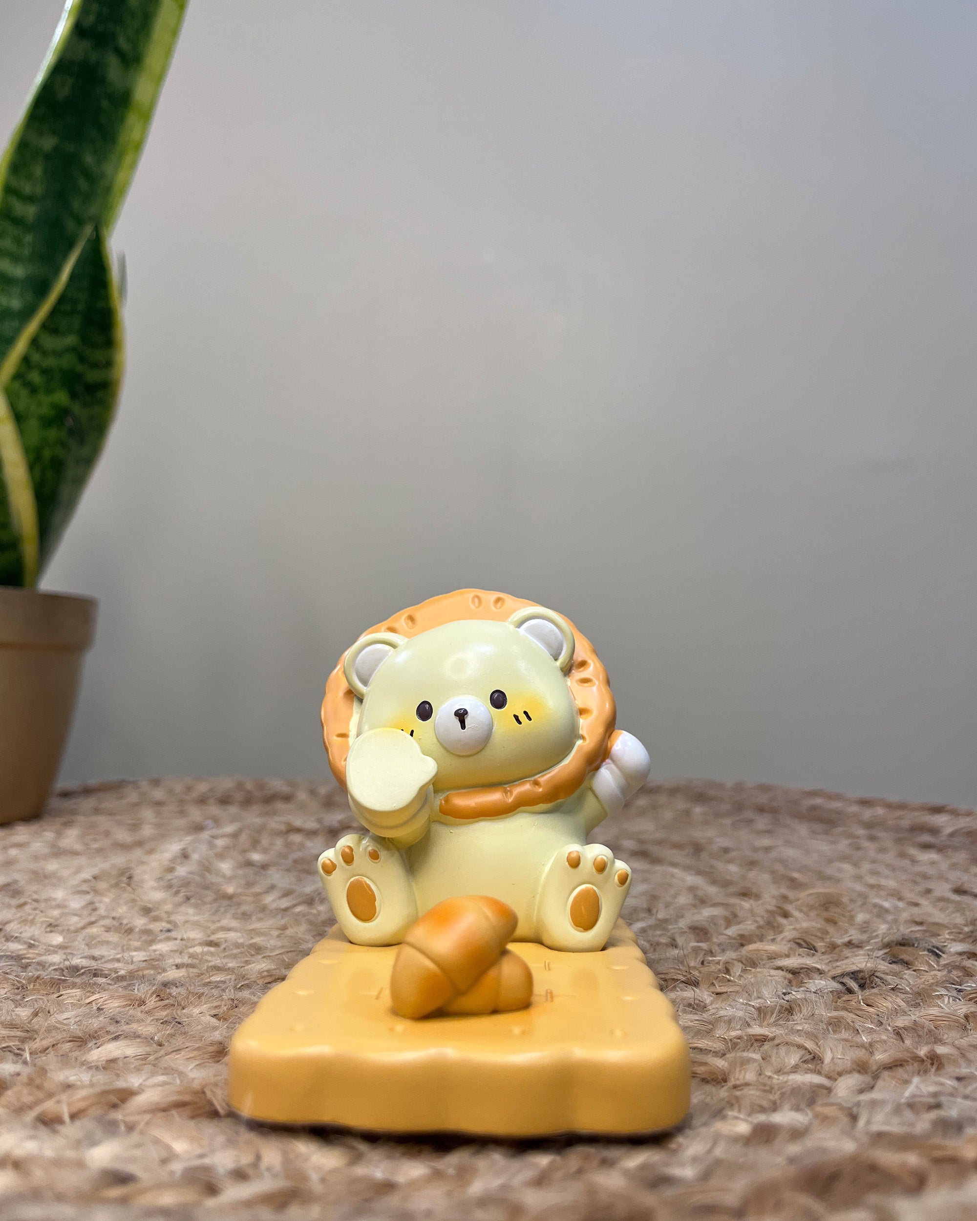 Kawaii Bear Phone Stand – Biscuit Base with Croissant