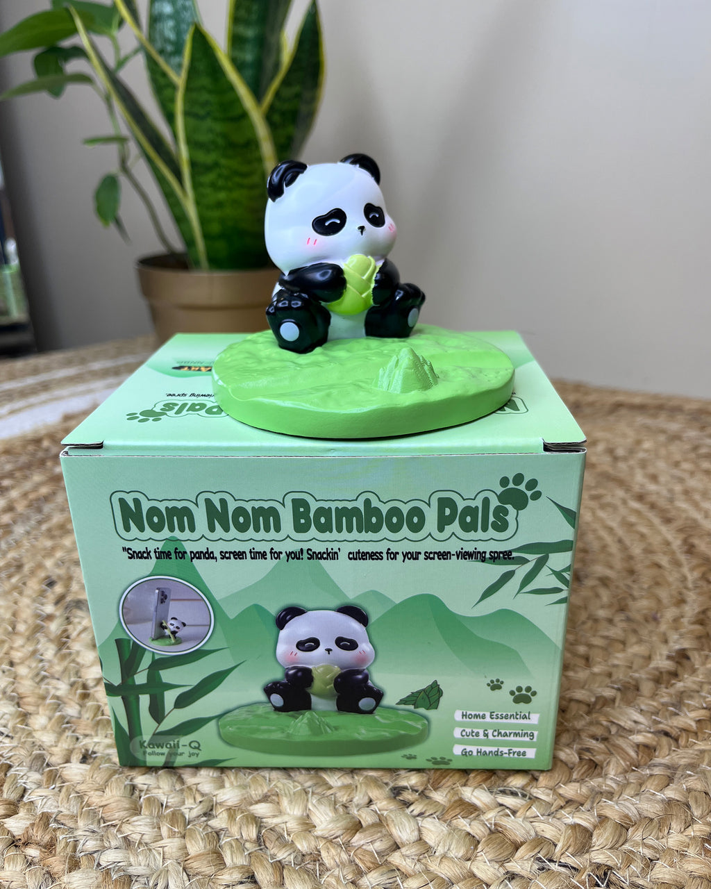 Kawaii Panda Phone Stand –  Snacking Panda