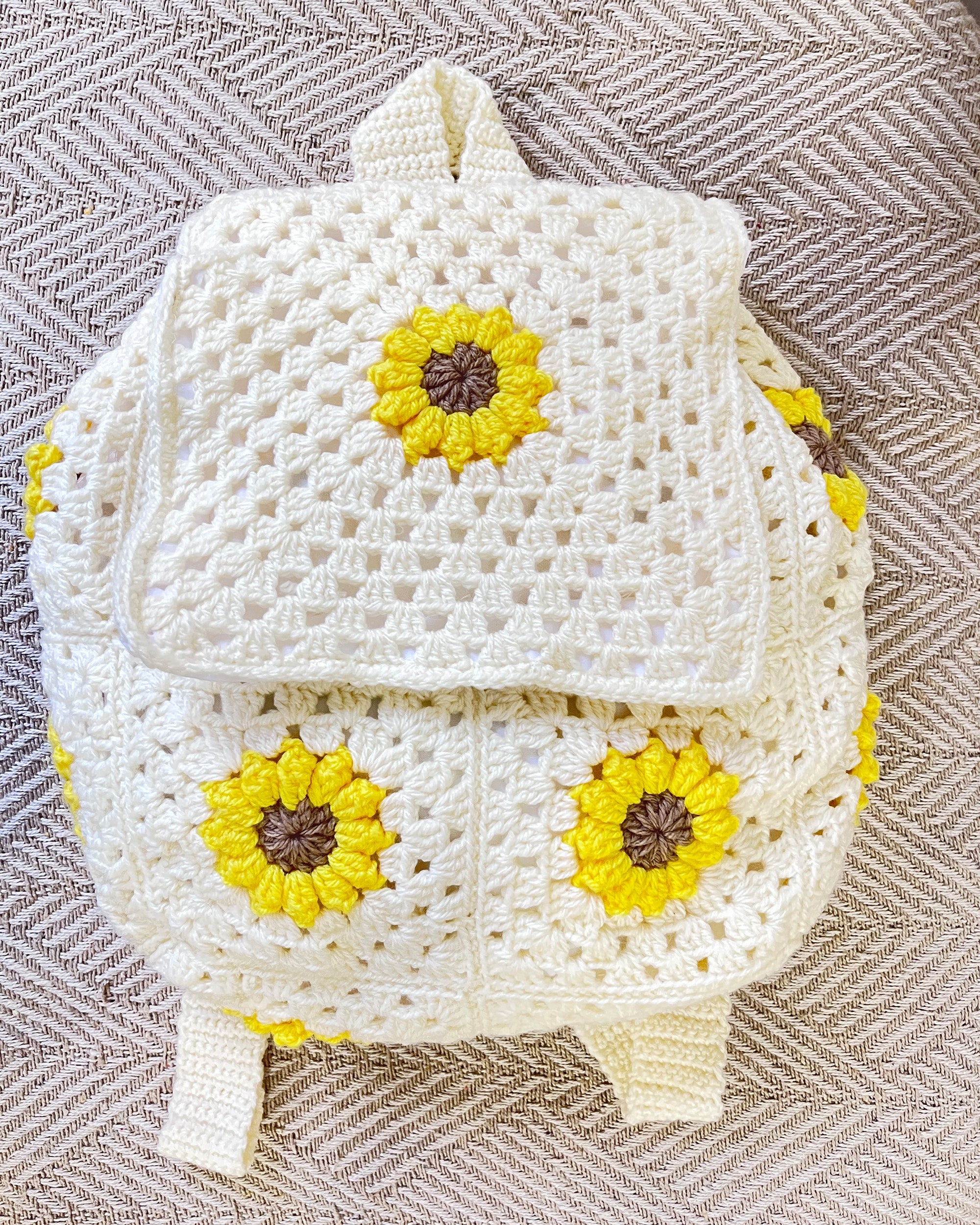 Handcrafted Mini Sunflower Crochet Backpack – White Backpack with Sunflower Motif