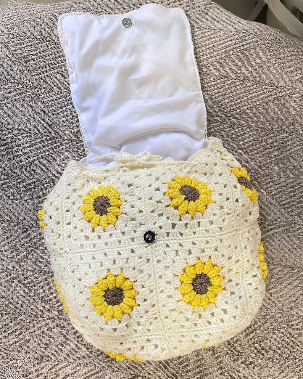 Handcrafted Mini Sunflower Crochet Backpack – White Backpack with Sunflower Motif