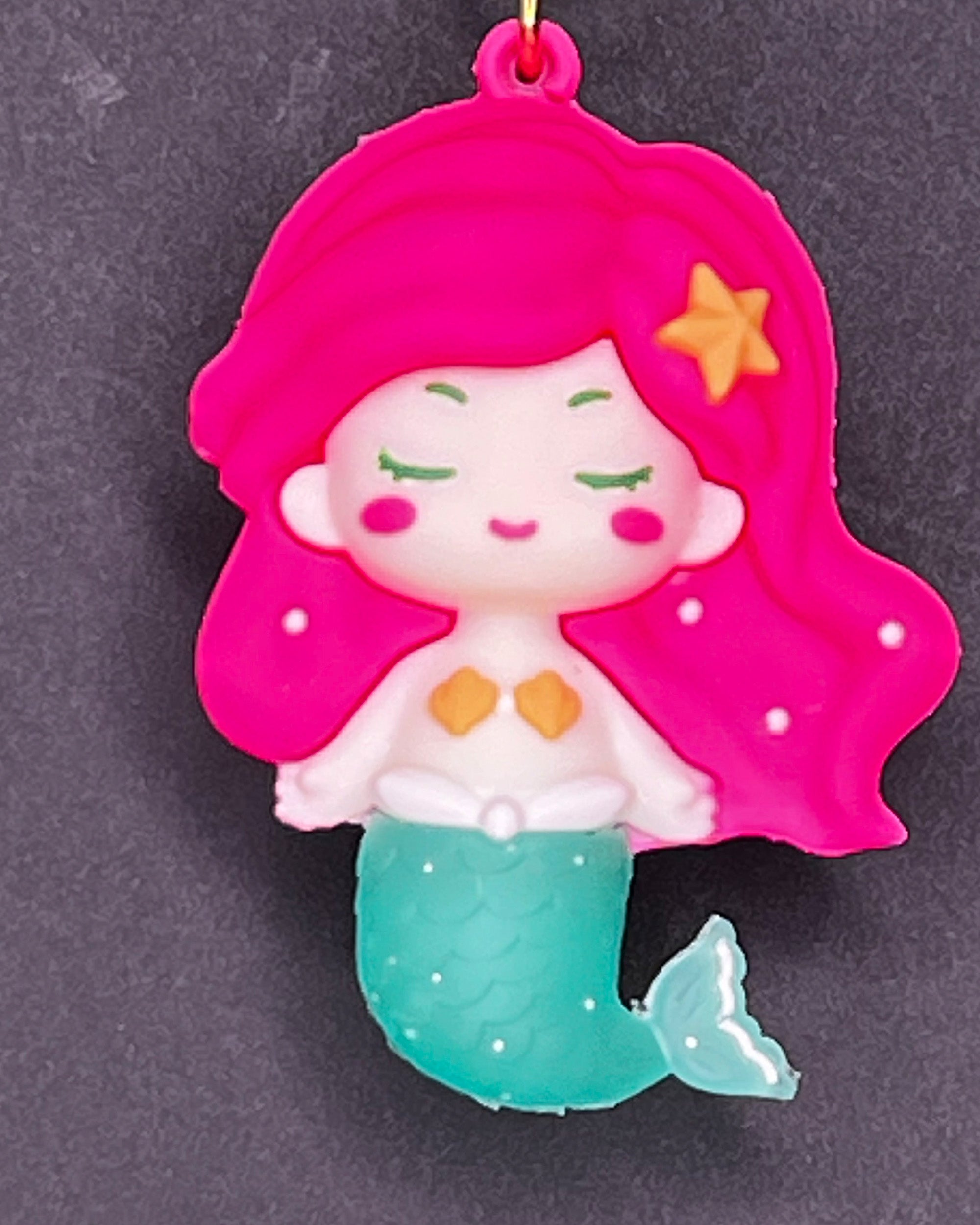 🧜♀️ “Mermaid Dream” Keychain – Cute Magenta Mermaid Charm