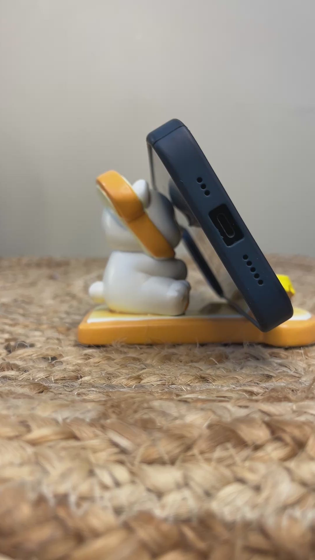 Kawaii Bear Phone Stand – Biscuit Base with Honey Pot